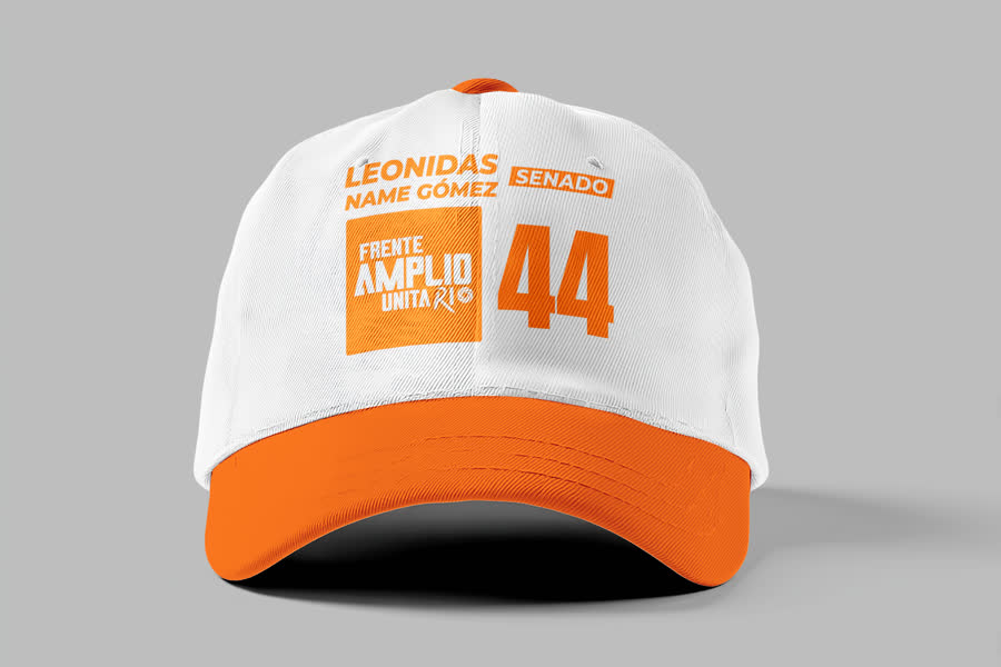 Mockup de gorra de campaña con nombre, logo del partido y número