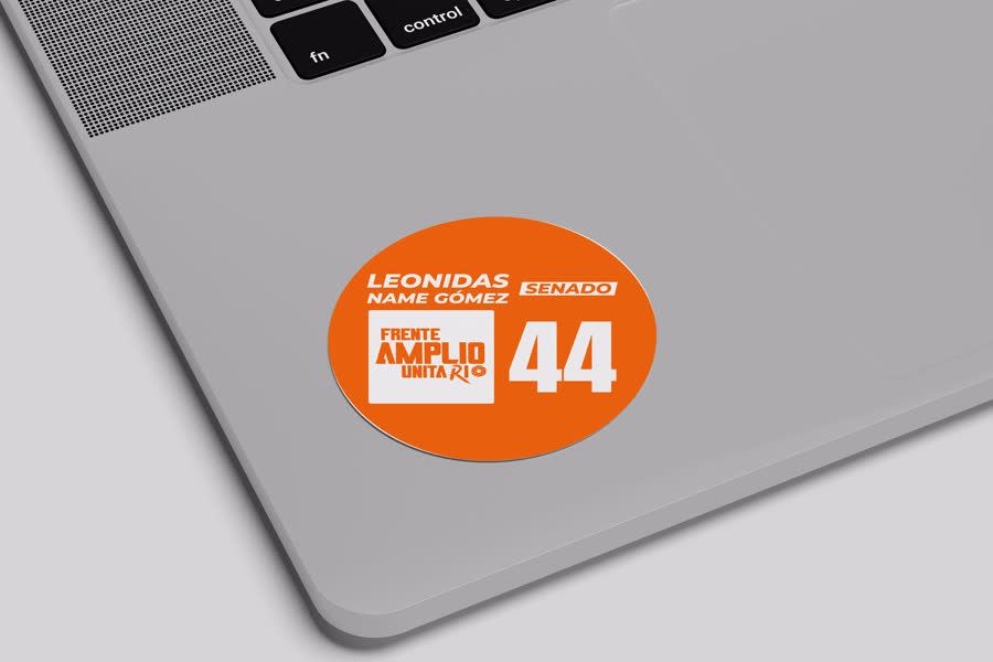 Mockup de sticker circular de campaña sobre un computador portátil
